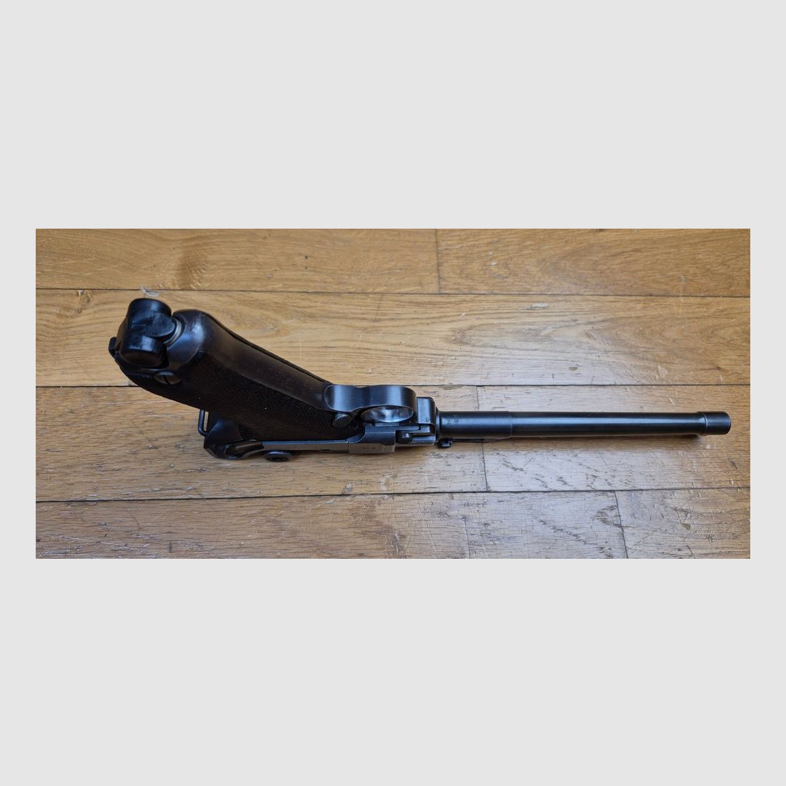 Sehr schöner Luger Artillerie P08 – Lauf 8 Zoll (20 cm !) – Seltene Waffe von 1914 aus der Fabrik von Erfurt (nur 25.000 Exemplare!) – Vollständig monomatrikulierend (außer das Magazin, das ist aus der Zeit) – Kal. 9×19 – Verstellbare Visierung des ersten Typs – Ästhetischer Zustand Premium – Guter Lauf – Originalbrünierung zu 95% – Sehr schöne Mechanik – TBE, Bild 11 von 30