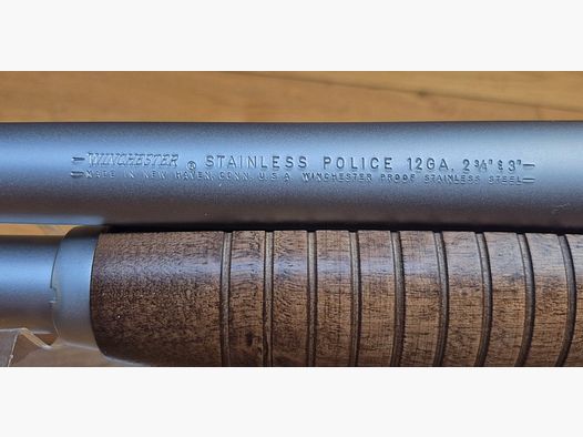 Très beau fusil à pompe Winchester Model 1300 – Rare version Stainless « Security Police » – Cal. 12/76 – Finition argent satinée intégrale inoxydable (chrome sur inox) – Mécanique et bois impeccables – Arme à l&rsquo;état de quasi neuf – TBE++