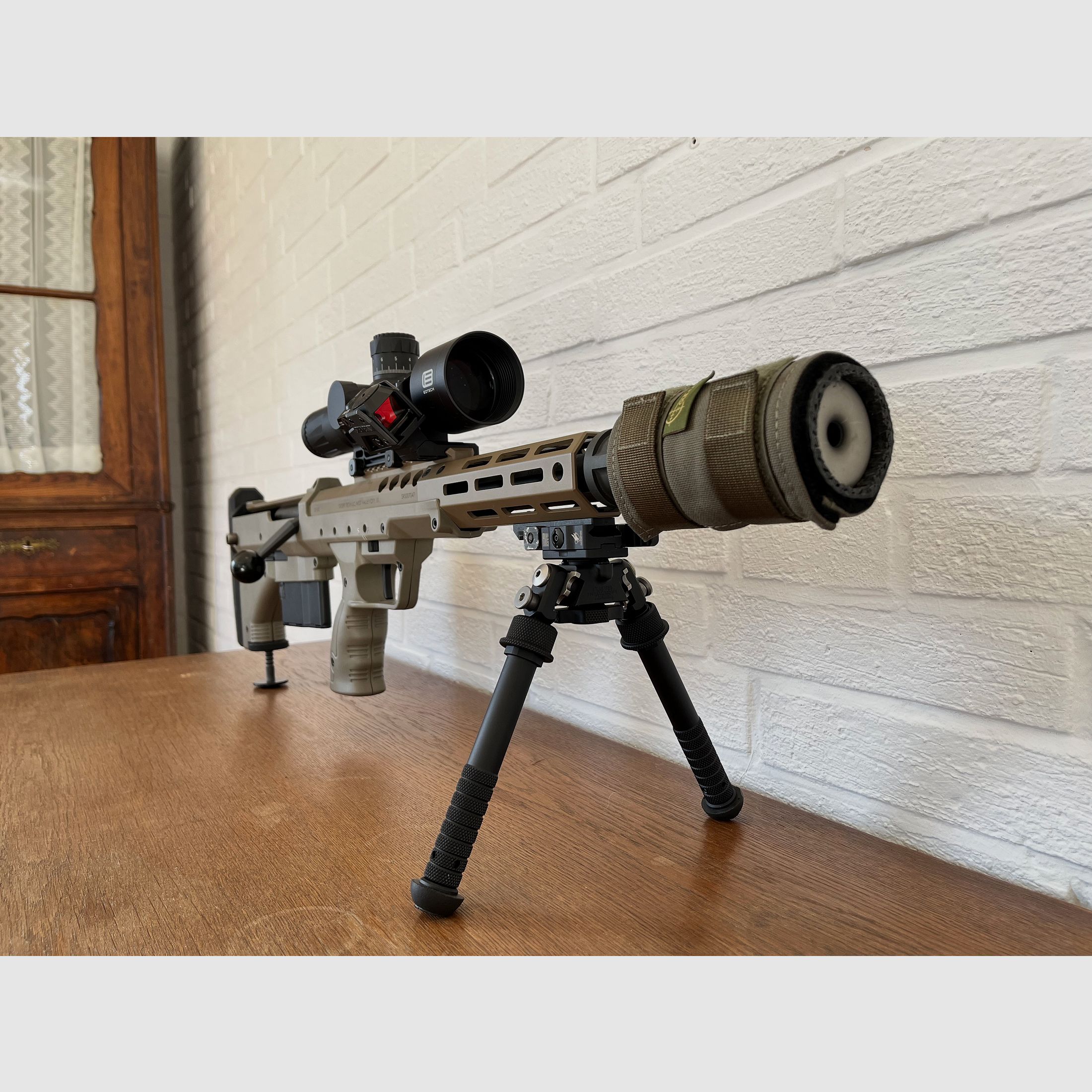 DESERT TECH SRS A2 (Covert) .308 Win + Wechselsystem 6,5 mm Creedmoor + EoTech Vudu