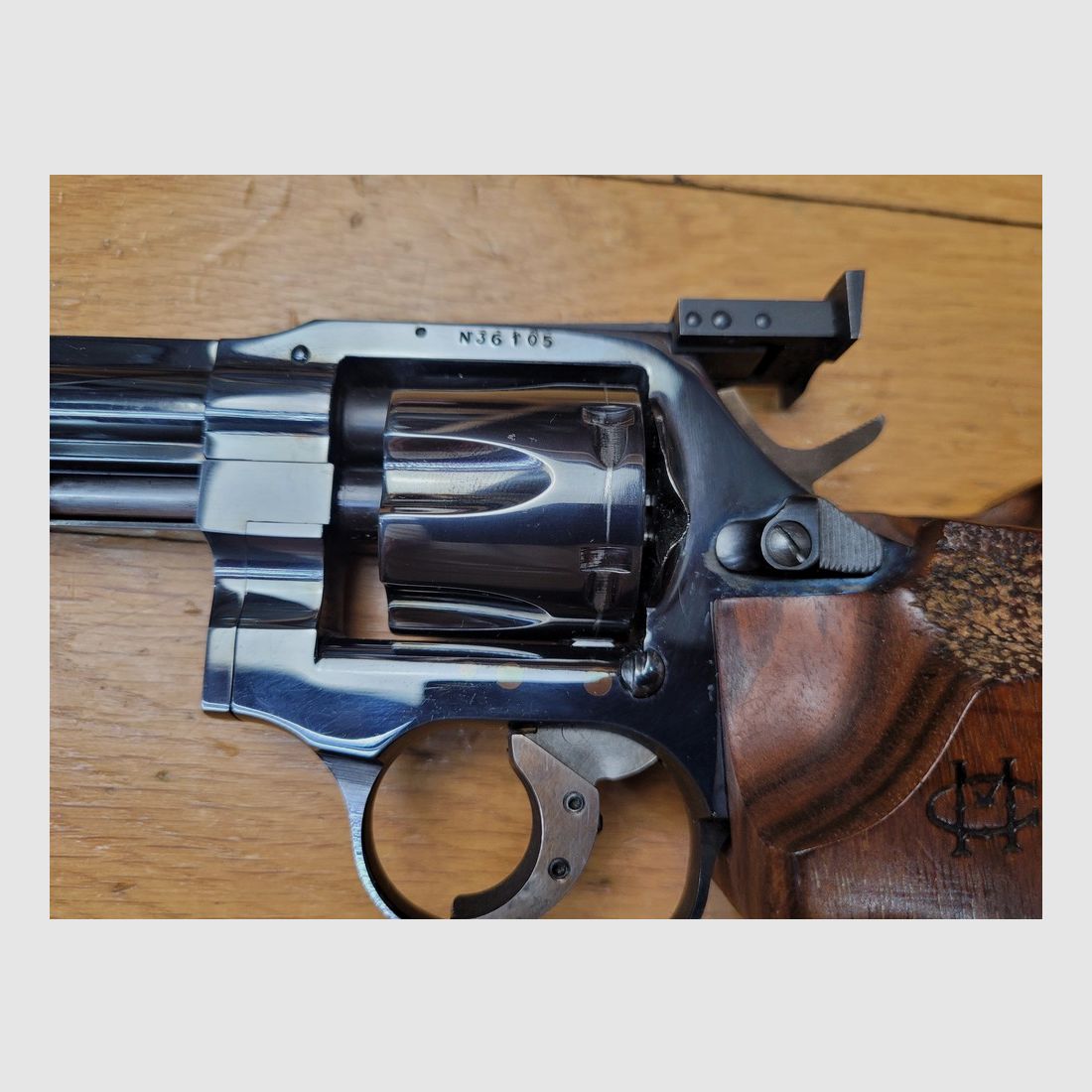 Selten und sehr schöner Wettkampf-Revolver Manurhin – Legendärer MR32 MATCH der 2. Serie – 6 Schuss – Kal. 32SWL – mit gutem Gegengewicht Manurhin – Sammlerstück dazu! – Top Zustand! -TBE++, Bild 6 von 23