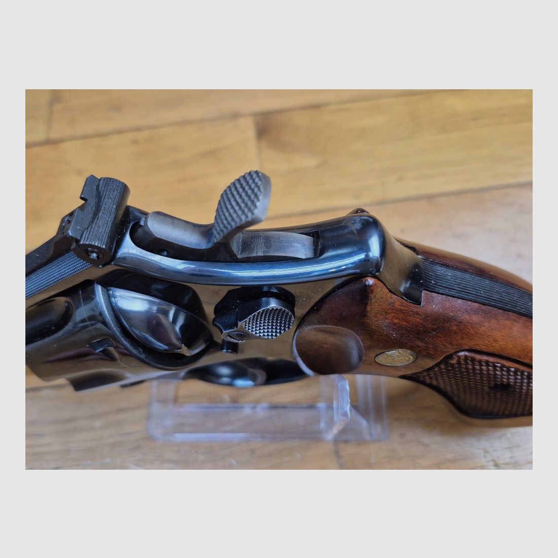 Mythischer Revolver Smith&Wesson Modell M27-2 – Kal. .357Mag – Waffe von 1978 mit 5 Zoll – Qualität und Mechanik, die heute nicht mehr zu finden sind – Revolver des FBI und der Polizei – 5 Zoll gefluterter Lauf – Wunderschöne glänzende schwarze Brünierung – Ausnahmewaffe für Ausnahme-Schützen – TBE++ Quasi neu!, Bild 17 von 28