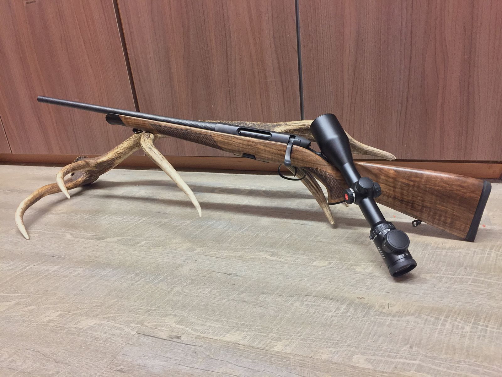 Steyr Mannlicher SM 12 Classic links, mit Leica Magnus 2,4-16x56 i
