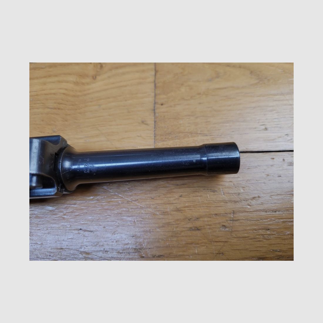 Exceptionnel Pistolet Luger P08 Kriegsmarine – Moins de 3900 exemplaires – Fabrication Mauser S/42 de 1938 – Étui Kriegsmarine et clé d&rsquo;origine – Très rare ensemble en parfait état !, image 15 sur 42