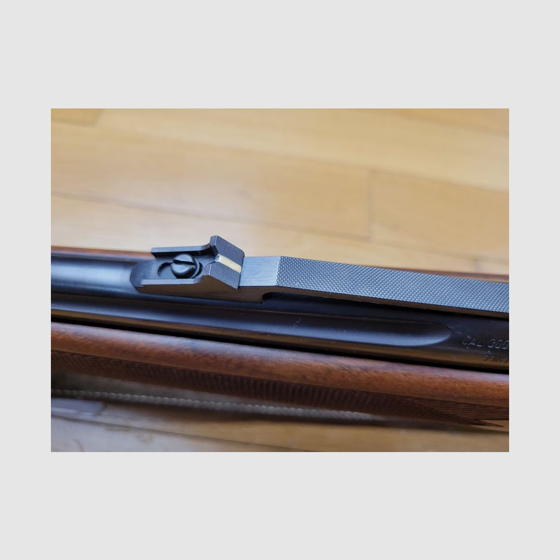 Tikka M65 geweer – 300Win Mag – Prachtig walnoot – tweede vizier – Geweerriem – 2 magazijnen! Nieuw!, afbeelding 24 van 28