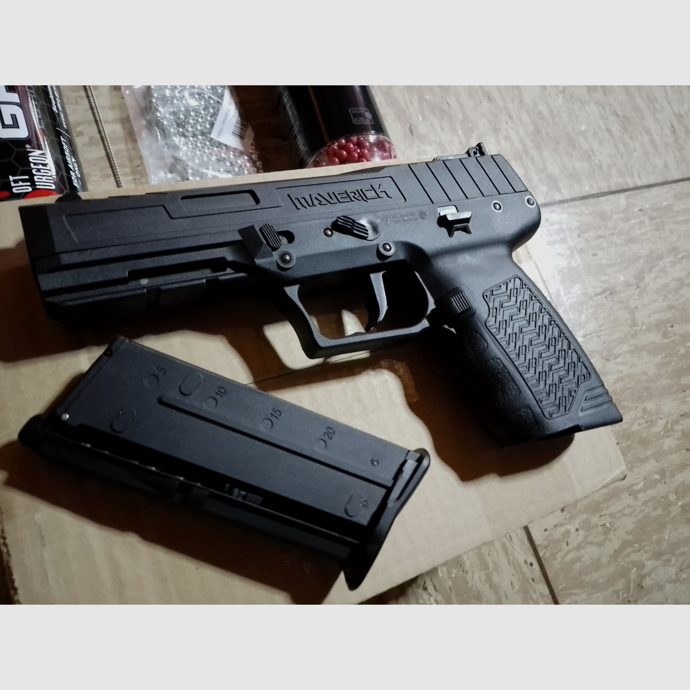 Kli Maverick GBB Gas Blow Back Pistole mit Zubehör Greengas + Stahl und 0,20g  H&K BB's im Set neuwertig