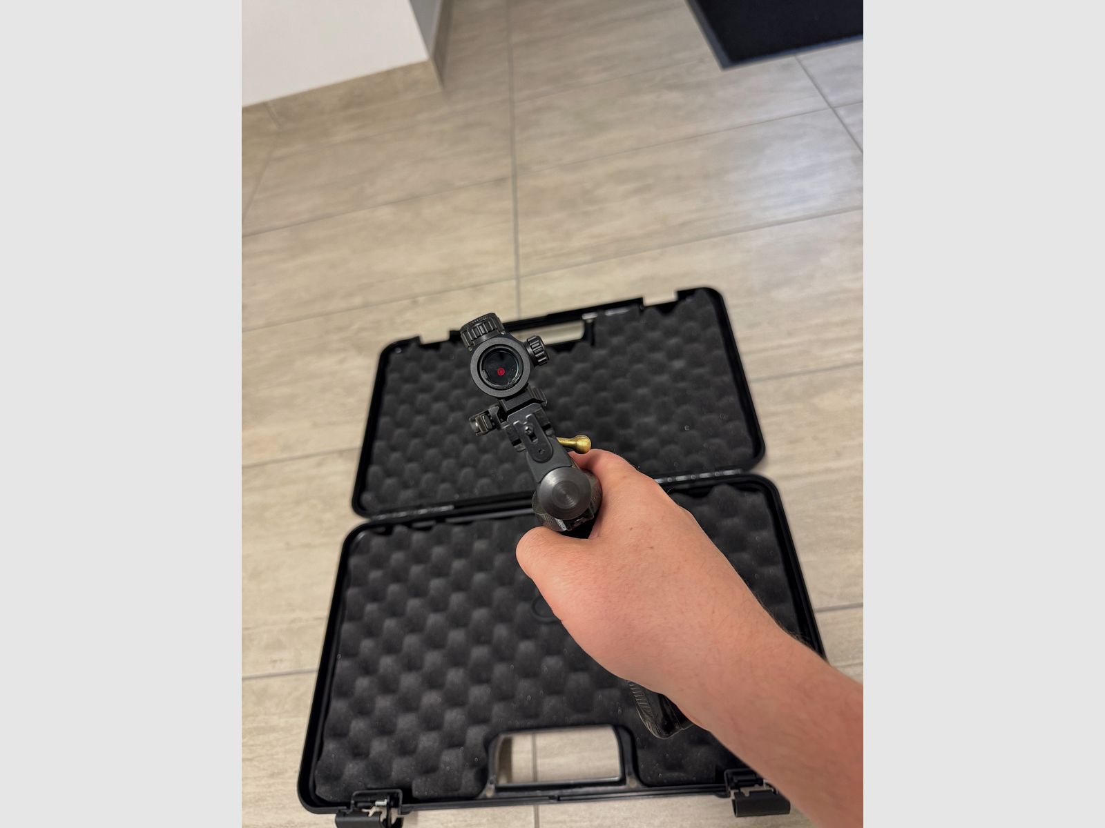Crosman 2240 “Trophy RTU” – 5,5 mm (0,22″) CO₂-Pistole, mit Schalldämpfer & Red Dot im Koffer