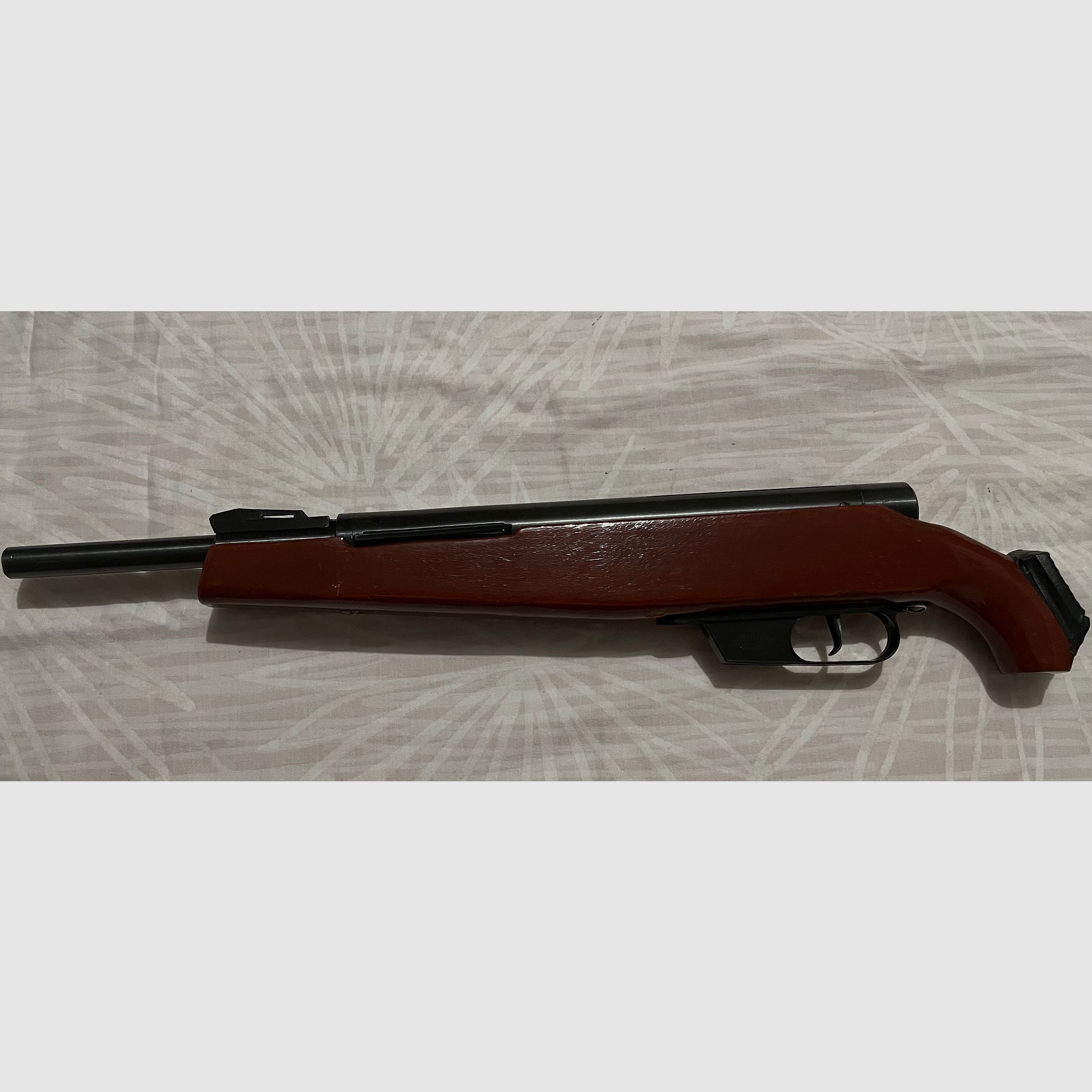 Fünf Luftgewehre abzugeben. 1 Gewehr Suhl. 1 Gewehr Umarex. 3 Gewehre Lion Brand. Siehe Photo.