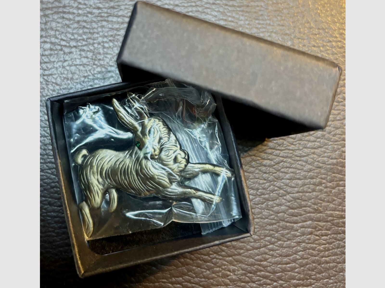 Hutnadel Hase , für SIE oder IHN , auch sehr schön für die Jacke oder Sakko mit exklusiver Verpackung 