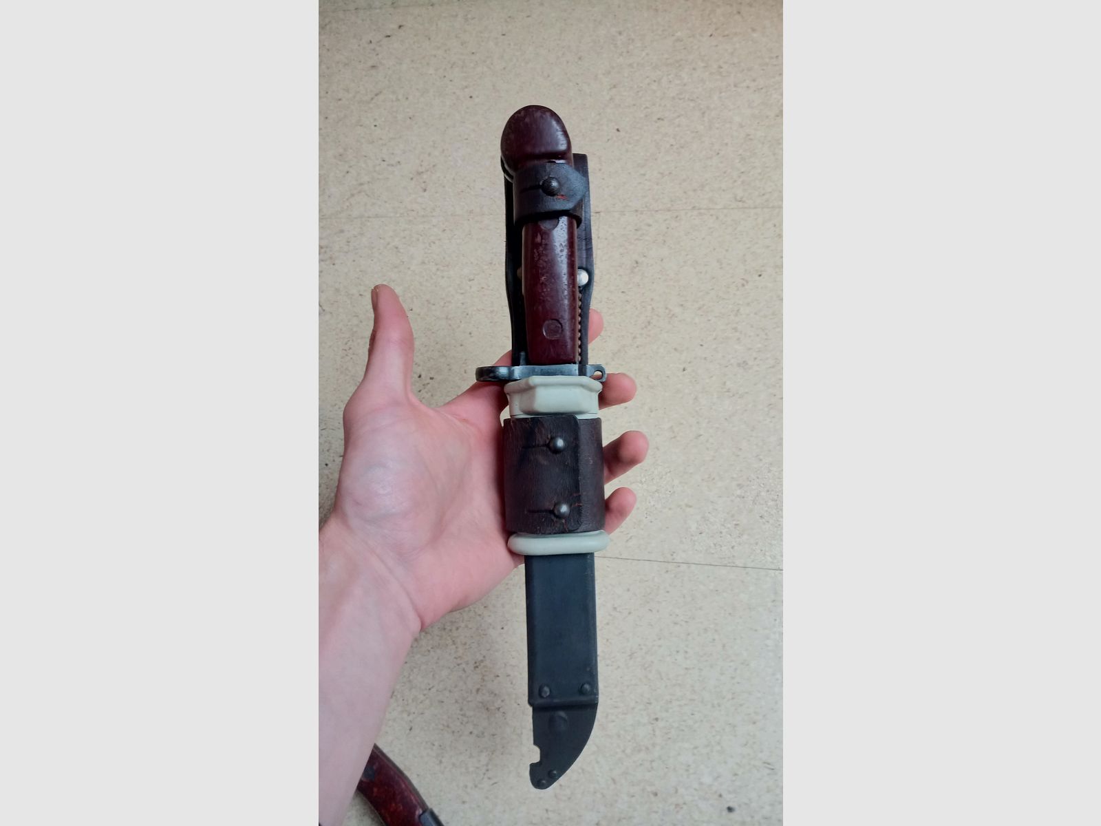 3 Rumänische 6h3 (6x3) AK Bajonette komplett inkl. Gummi Isolator und Leder Frosch  // AKM Bakelit Vintage