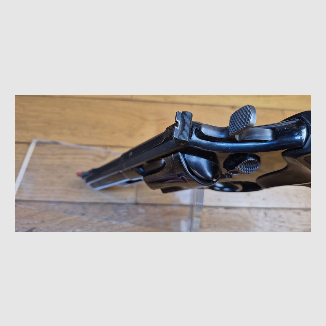 Schreck der Bären! – Revolver Smith & Wesson M29-2 – Kal. .44Mag – Lauf 4 Zoll – Außergewöhnliche brünierte Oberfläche mit 98,9% – Waffe aus Ende 1973 – Zwei Griffsets – Unglaubliche Mechanik, heute nicht mehr zu finden – Filmmythos ebenso wie Waffe! – TBE++!, Bild 15 von 30