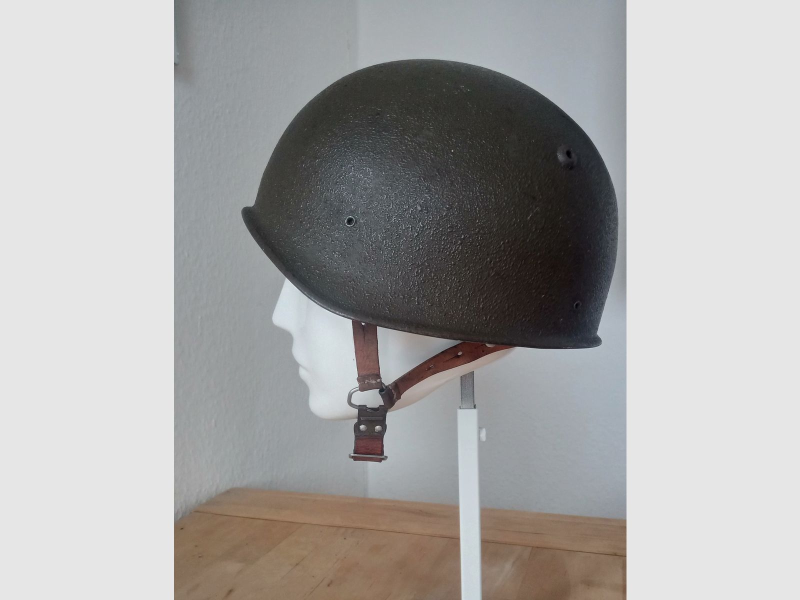 Stahlhelm der Schweizer Armee in kleiner Größe 55-56 / ideal für Zivilschutz / Swiss Made