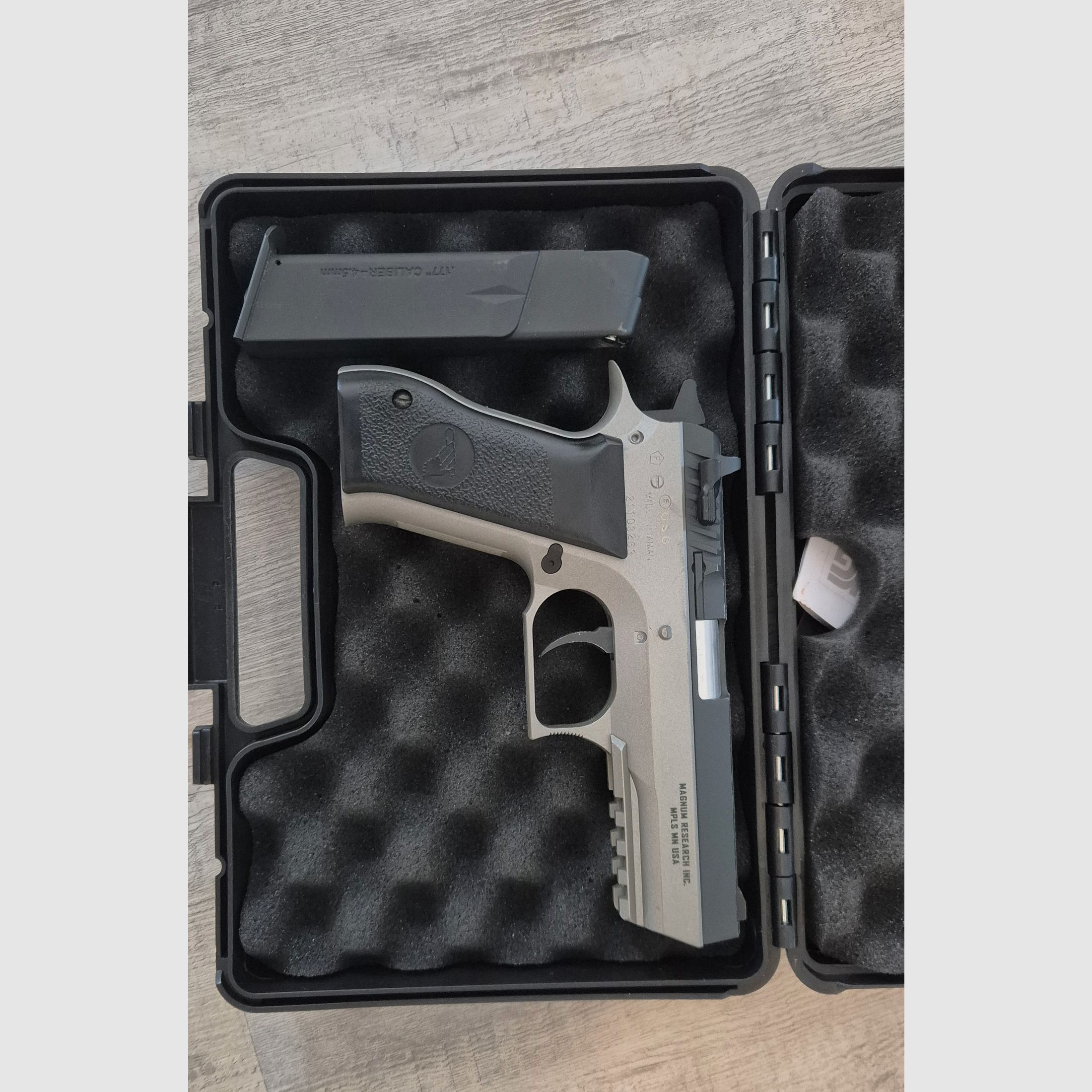 Magnum Research Desert Eagle, calibro 4,5 mm CO₂, immagine 1 di 5