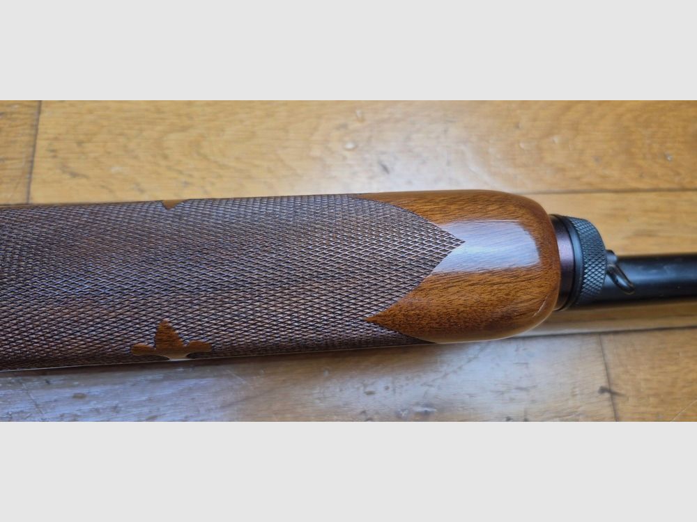 Sehr schönes Remington Pumpgewehr – Mod 870 Wingmaster – Glatter Lauf von 51 cm – Kaliber 12/70 – Kapazität 4+1 (!) erweiterbar – „Luxus“-Fertigungen – Zuverlässige, einfache und legendäre Waffe – Ausgezeichneter Zustand – TBE+/TBE++, Bild 19 von 45