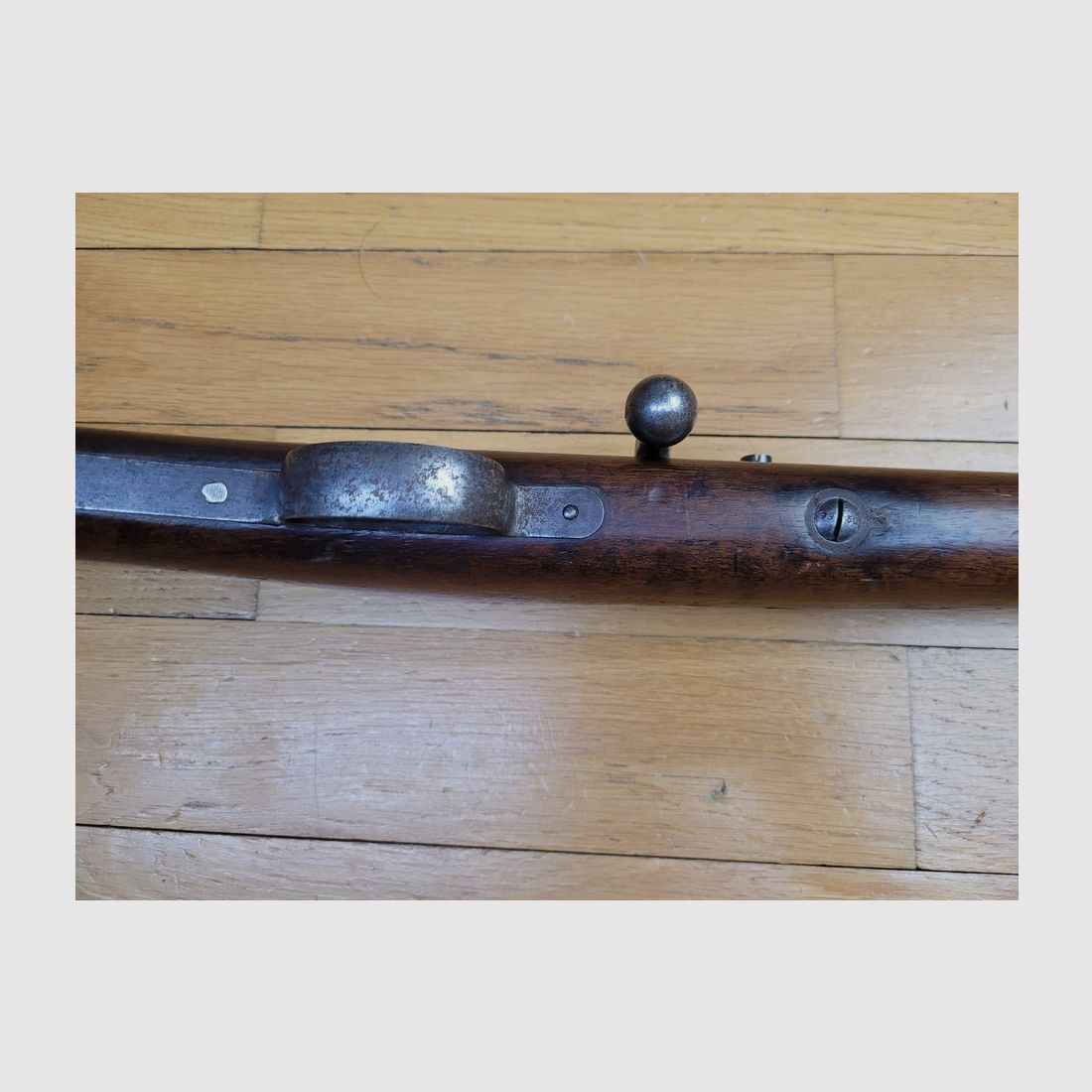Seltene Mauser-Daudeteau 1871/94 Repetierbüchse – Originalkaliber 6,5x54R – Reglementarische Waffe der uruguayischen Armee – 5.000 Exemplare – Holz und Markierungen einwandfrei – Alles nummerngleich bis auf eine Schraube – Neuer Lauf und seltene Originalreinigungsstange – TBE++, Bild 10 von 26