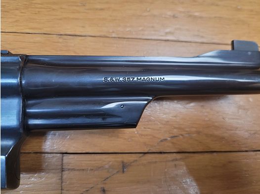 Mythique revolver Smith&Wesson modèle M27-2 – cal .357Mag – Arme de 1981 – Fabrication et mécanique de qualité introuvable aujourd&rsquo;hui – Revolver du FBI et des trappeurs – Canon de 6 pouces fluté – Bronzage noir glacé superbe – Arme d&rsquo;exception pour tireur d’exception – TBE+