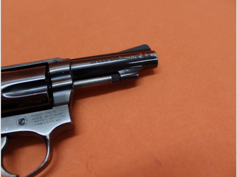 Smith & Wesson Revolver .38 Special Smith & Wesson/ S&W 36 Chiefs Special blued, 3" barrel/ wooden grip used weapon