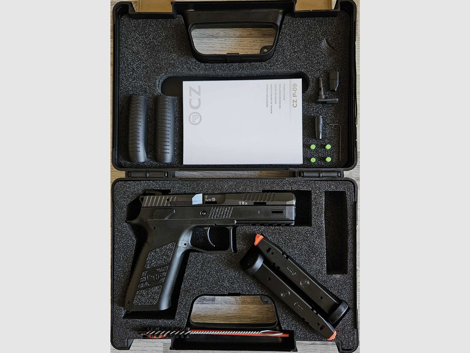 Nieuwe goederen van de vakhandel - Pistool CZ P-09 Kal. 9mmLuger + Koffer en 2 Magazijnen - verzendkosten vrij!