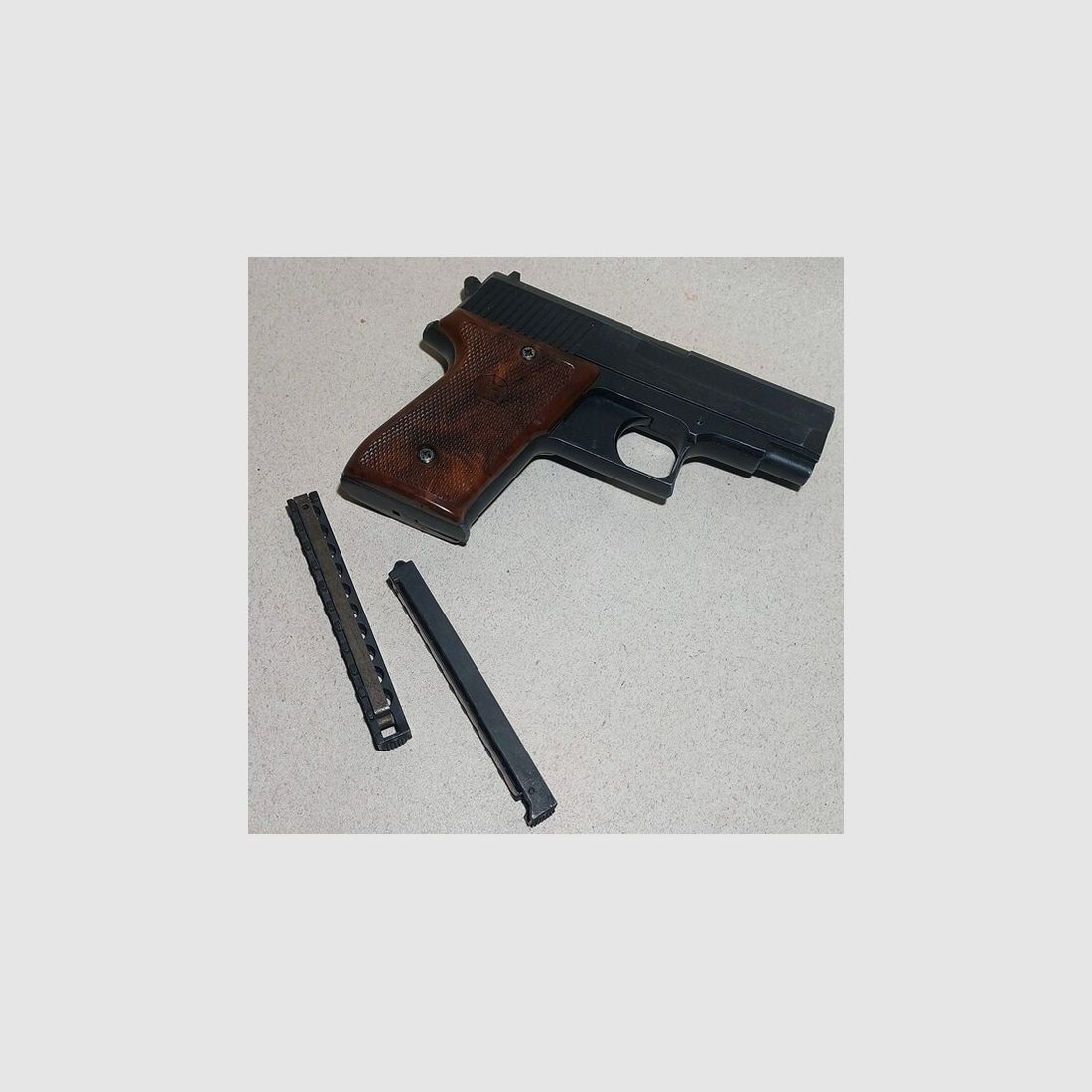 Röhm RG 300 Schreckschuss Pistole Kal. 6mm Flobert mit 2 Magazinen