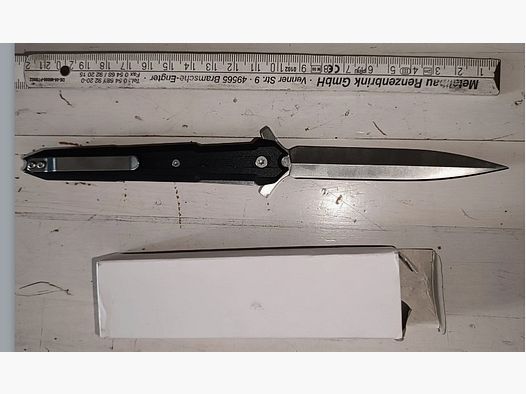 Folding knife dagger shape