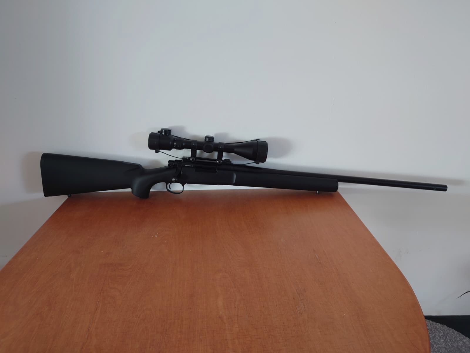 KJ Works M700 Police High Velocity Gas Bolt Action Gewehr 6mm BB schwarz (+MAX Tactical Zielfernrohr 3-9x50E beleuchtet mit Ringe für 22 mm Schiene)