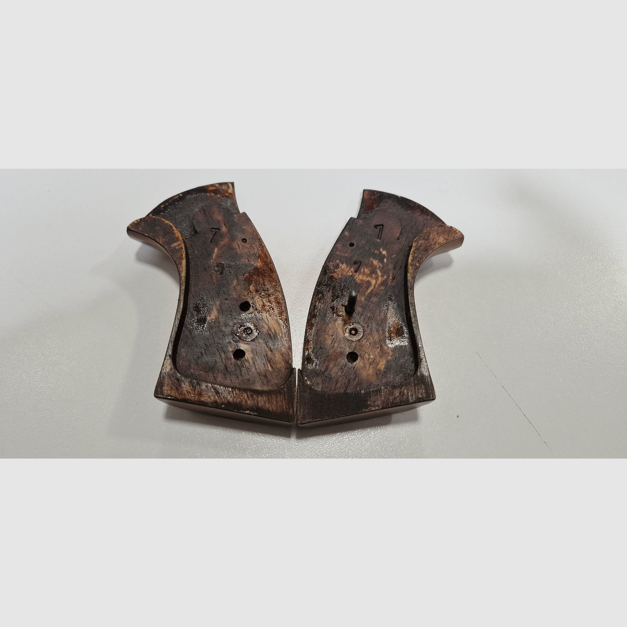 PLAQUETTE LUGER REVOLVER, image 2 sur 2