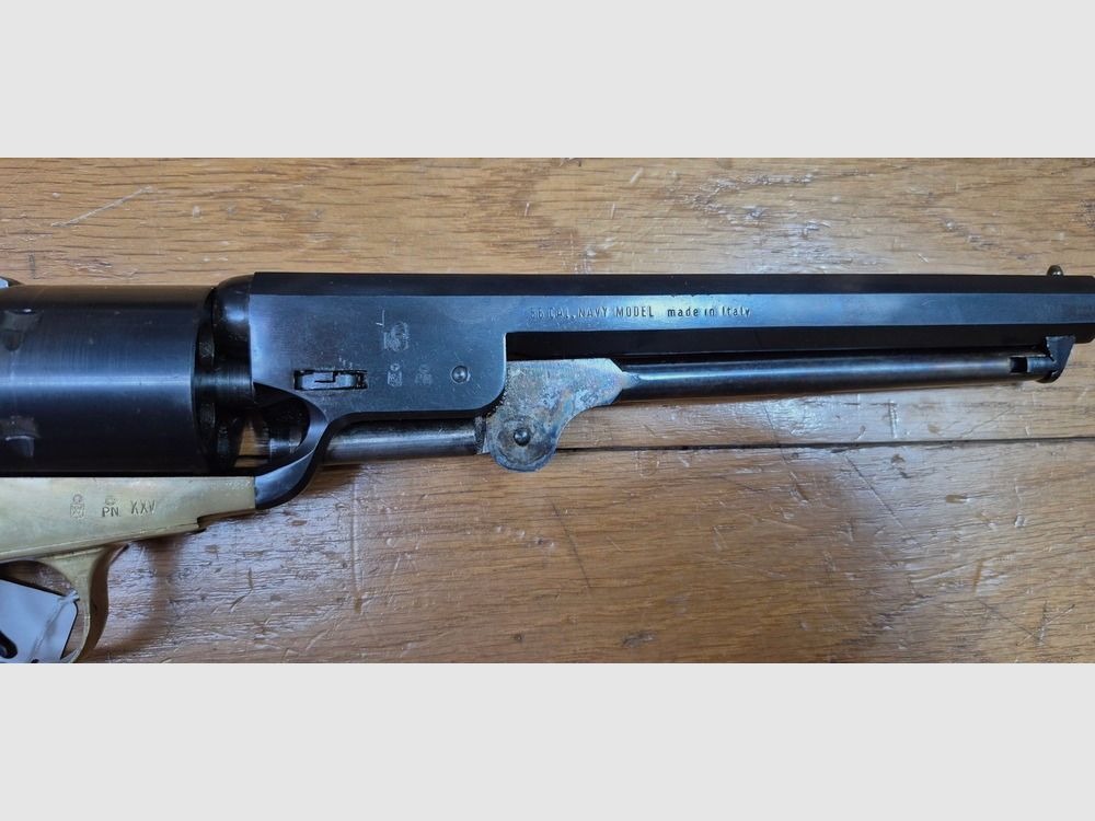 Schöner Revolver Colt 1851 Navy — Kal. .36 Schwarzpulver — Herstellung Armi San Paolo (Logo „DGG“) und gekennzeichnet Euroarms — Waffe von 1969 — 100 % Brünierung — Sehr guter ästhetischer und mechanischer Zustand — Sehr schöner Lauf — TBE/TBE+, Bild 1 von 25