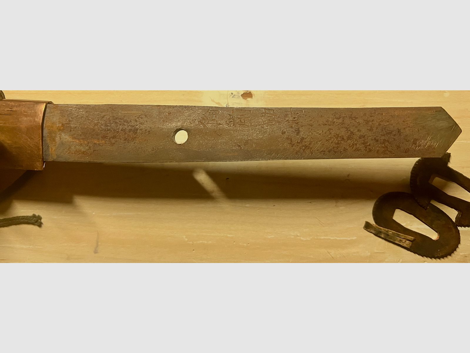 Authentisches japanisches Offizierskatana (Shin-guntō Typ 98) aus dem Zweiten Weltkrieg mit signierter Kanemune-Klinge.