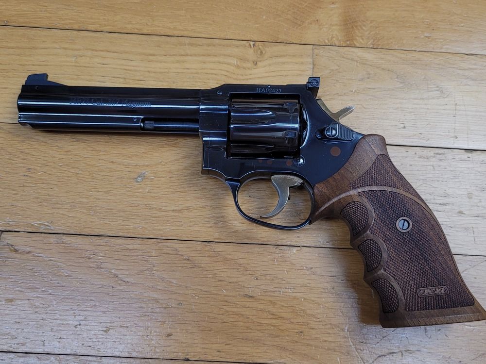 Sublime revolver Manurhin MR73 sportmodel – kal .357 mag in 5 1/4 inch – Fabricage Chapuis uit 2002 in prachtige staat – Serie HA sport – Diepblauwe glanzende afwerking van 100% – Loop en kamers spiegelglad – Droommechanica – Patridge vizier – LPA achtervizier – Kijklijn van 20cm – Als nieuw met Trausch grepen inbegrepen in de originele koffer, afbeelding 2 van 22