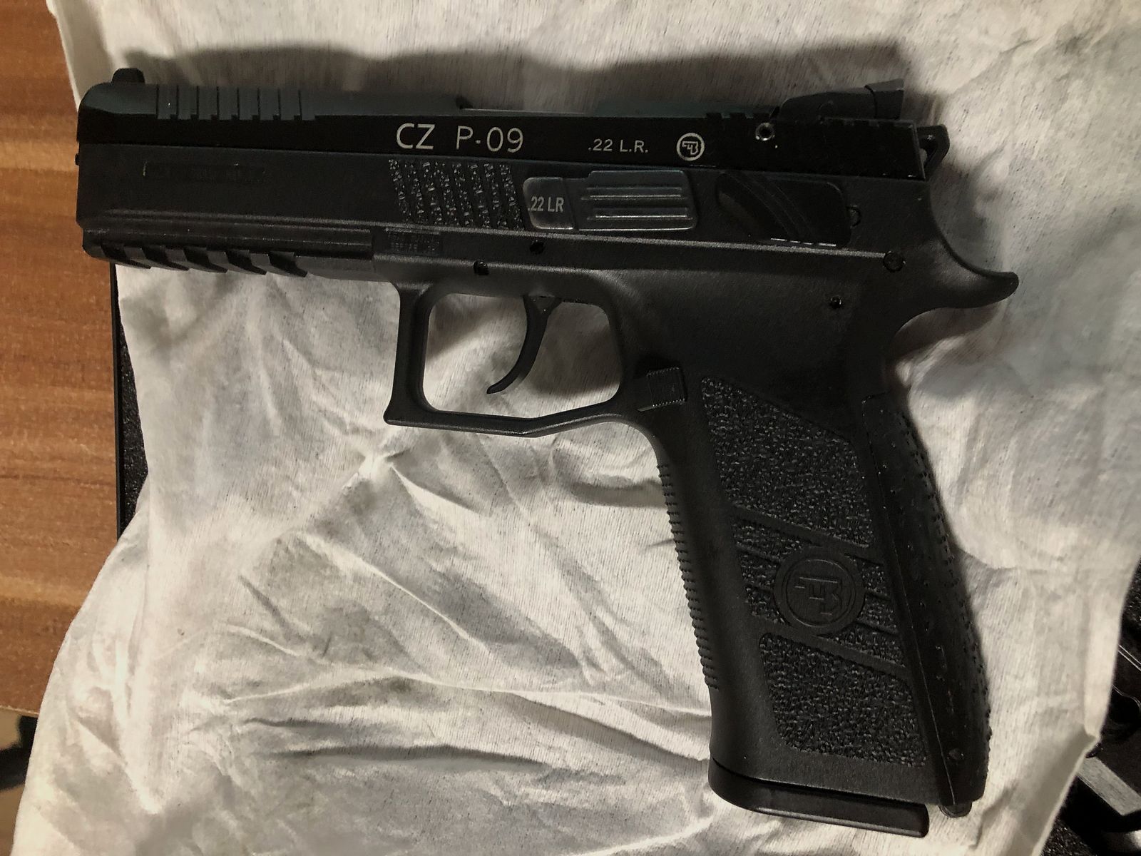 CZ P-09 Kaliber 22 lfb te koop en een sportpistool IZH-35M, als cadeau erbij!