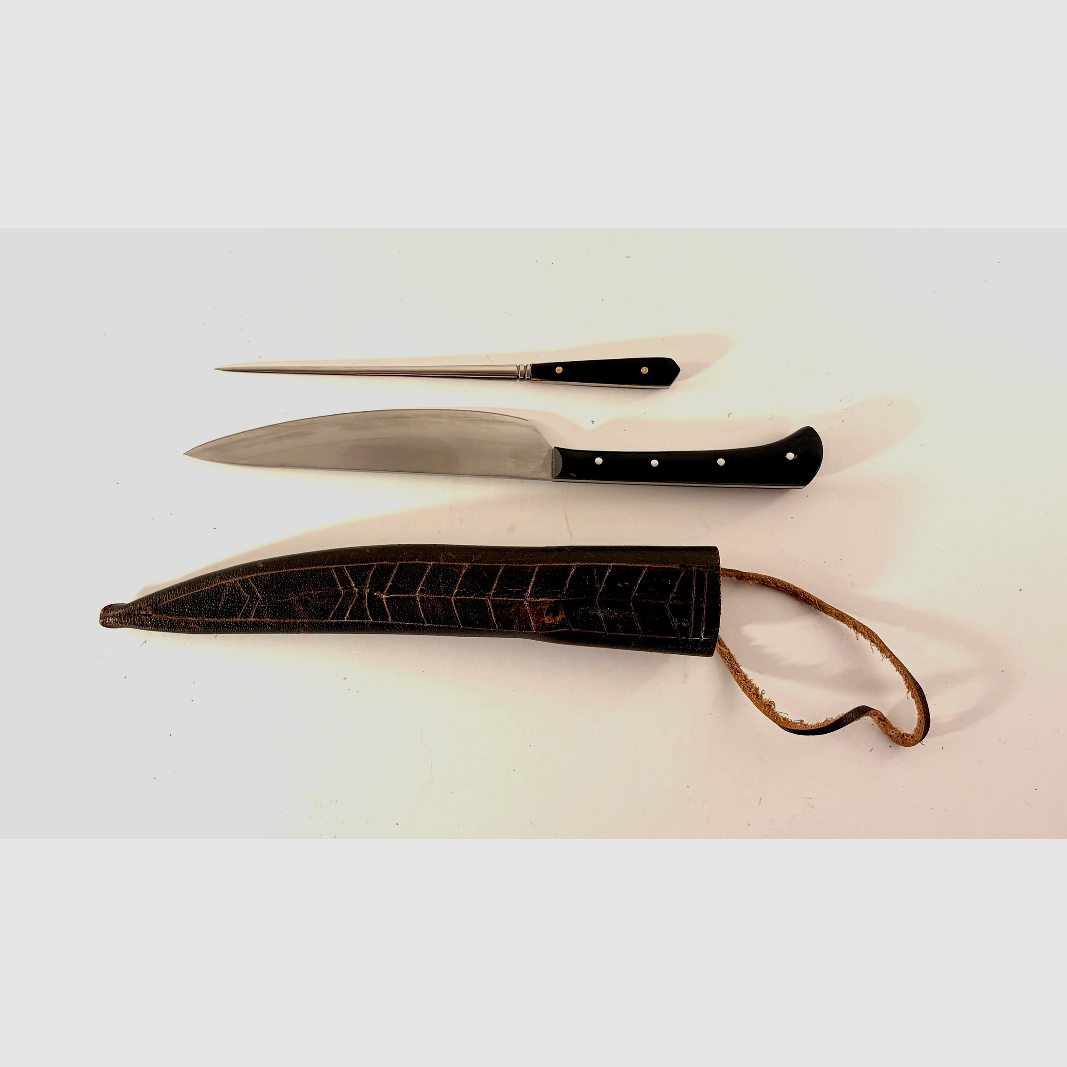 Set de armas y cubiertos medievales – espada de una mano, cubiertos y cuchillo vikingo
