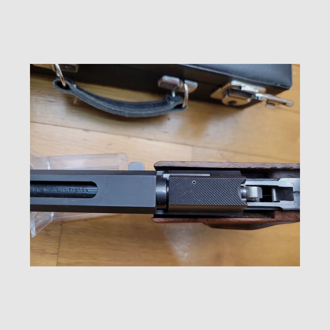 Sehr guter Pistol DES 69/U – Hergestellt in Frankreich von Unique in Hendaye – Kal. 22 LR – Verstellbarer anatomischer Schaft aus Nussbaum – Magazin 10 Schuss – Verstellbarer Abzug – Doppelte Bossette – Set von Gegengewichten – Vollständig aus bearbeitetem Stahl – Sehr guter Zustand, Bild 19 von 27