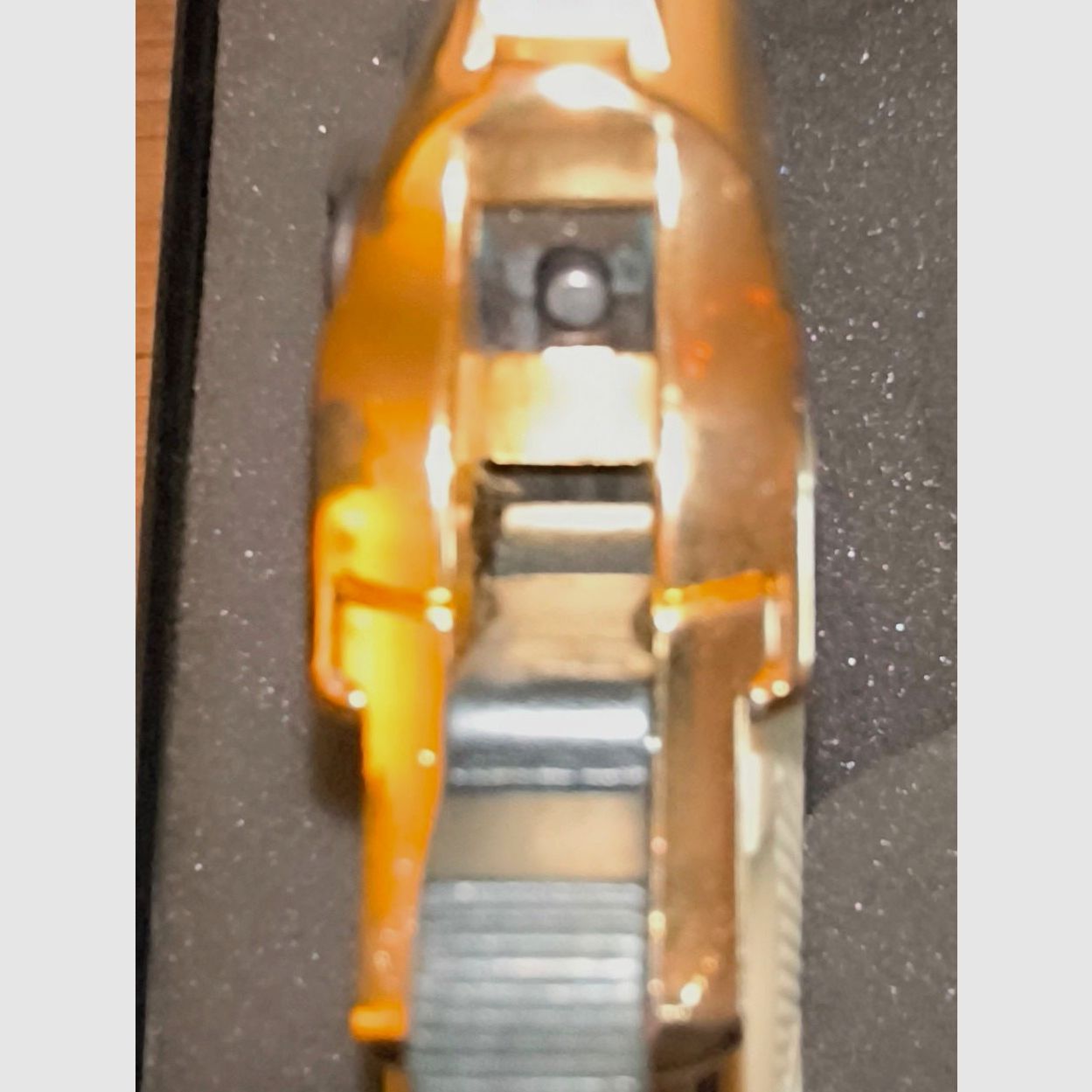 ¡Precio negociable! ⚠️ Atención fans de James Bond - ¡Rara auténtica! - Pieza de vitrina y sin disparar!!! Edición especial limitada GoldenEye de los años 90 - Walther PP dorado con empuñaduras blancas y certificado, así como cinta VHS, además de un cargador adicional con fondo plano, PTB No. 620, absolutamente como nuevo, ópticamente y funcionalmente en un estado impecable y sin disparar!! ⚠️ ¡Gastos de envío gratis!!