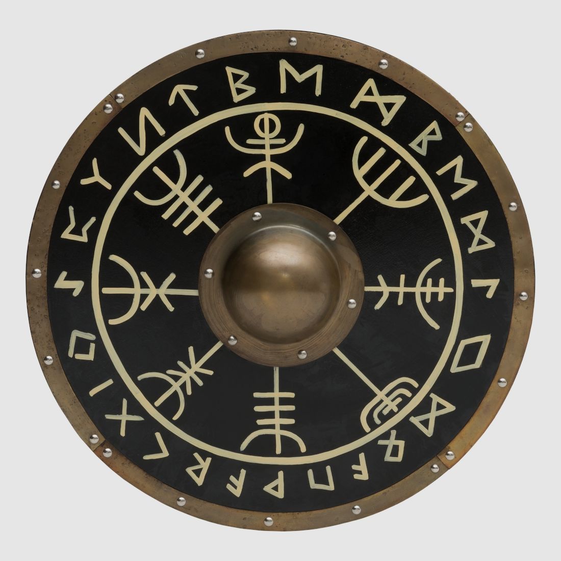 Scudo rotondo con rune e bossolo