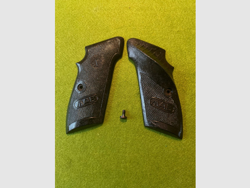 SELTENE ORIGINALE GRIFFSCHALEN FÜR EINE MAB F IM 22 LR