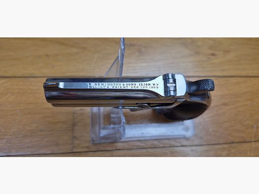 Iconique pistolet double Derringer Remington M95 – Cal 41 annulaire dit .41RF – peu courant et recherché Type I tardif – L&rsquo;arme des saloons de 1870/1880 ! – Très belle finition nickelée d&rsquo;origine – Excellent état mécanique – Bons canons – Éjection parfaite – Plaquettes ébonite en très bon état – 14.000 exemplaires seulement ! – Un « joker » dans la manche d&rsquo;un As en excellent état – TBE+/TBE++