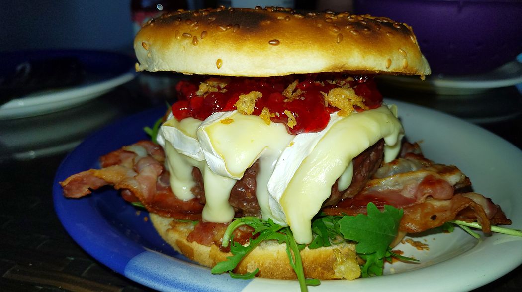 Rehburger mit Rucola und Camembert