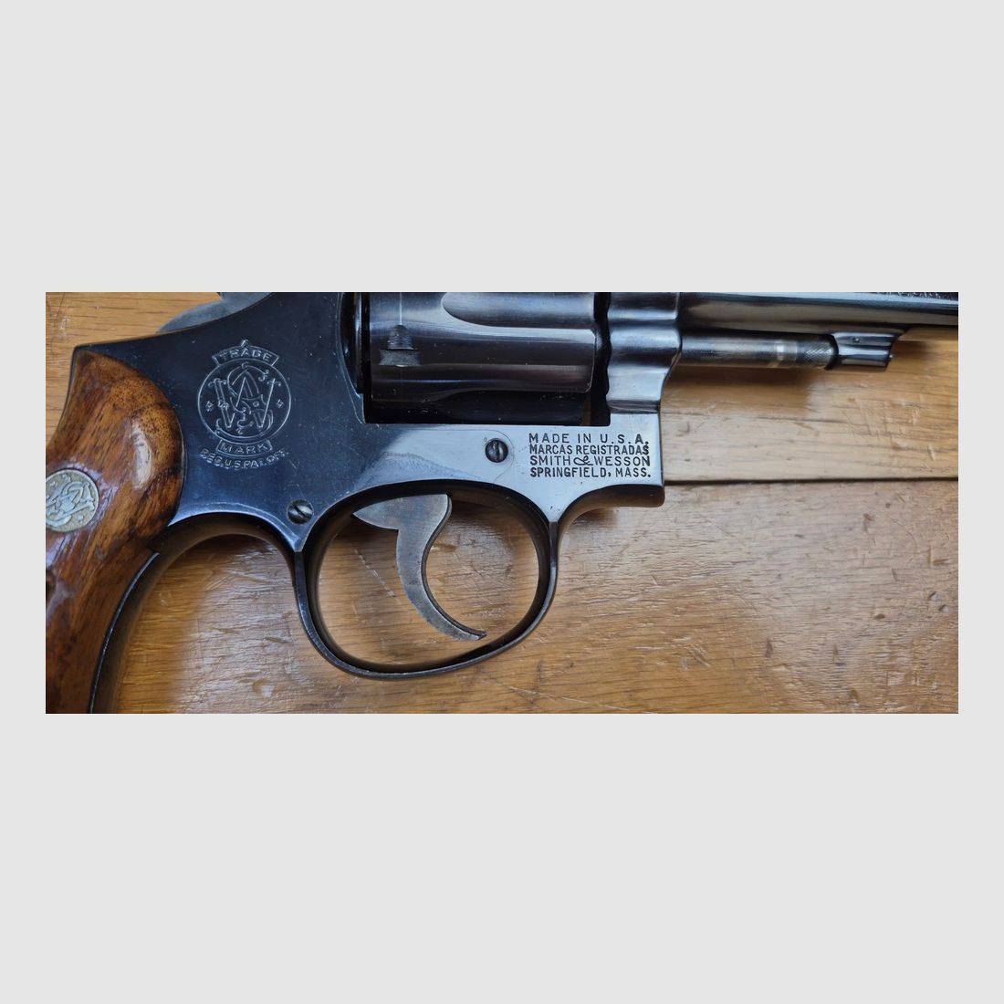 Sehr schöner Revolver Smith&Wesson Modell 10-5 – Der direkte Nachfolger des Hand Ejector Military & Police von 1899 – Legendäre Polizei- und Sportwaffe, eine der Stars aus Springfield – Waffe von 1968 – Sehr schöne Brünierung – Exzellente Mechanik – Sehr guter Lauf – Exzellente Standwaffe mit glorreicher Vergangenheit – TBE/TBE+, Bild 6 von 25