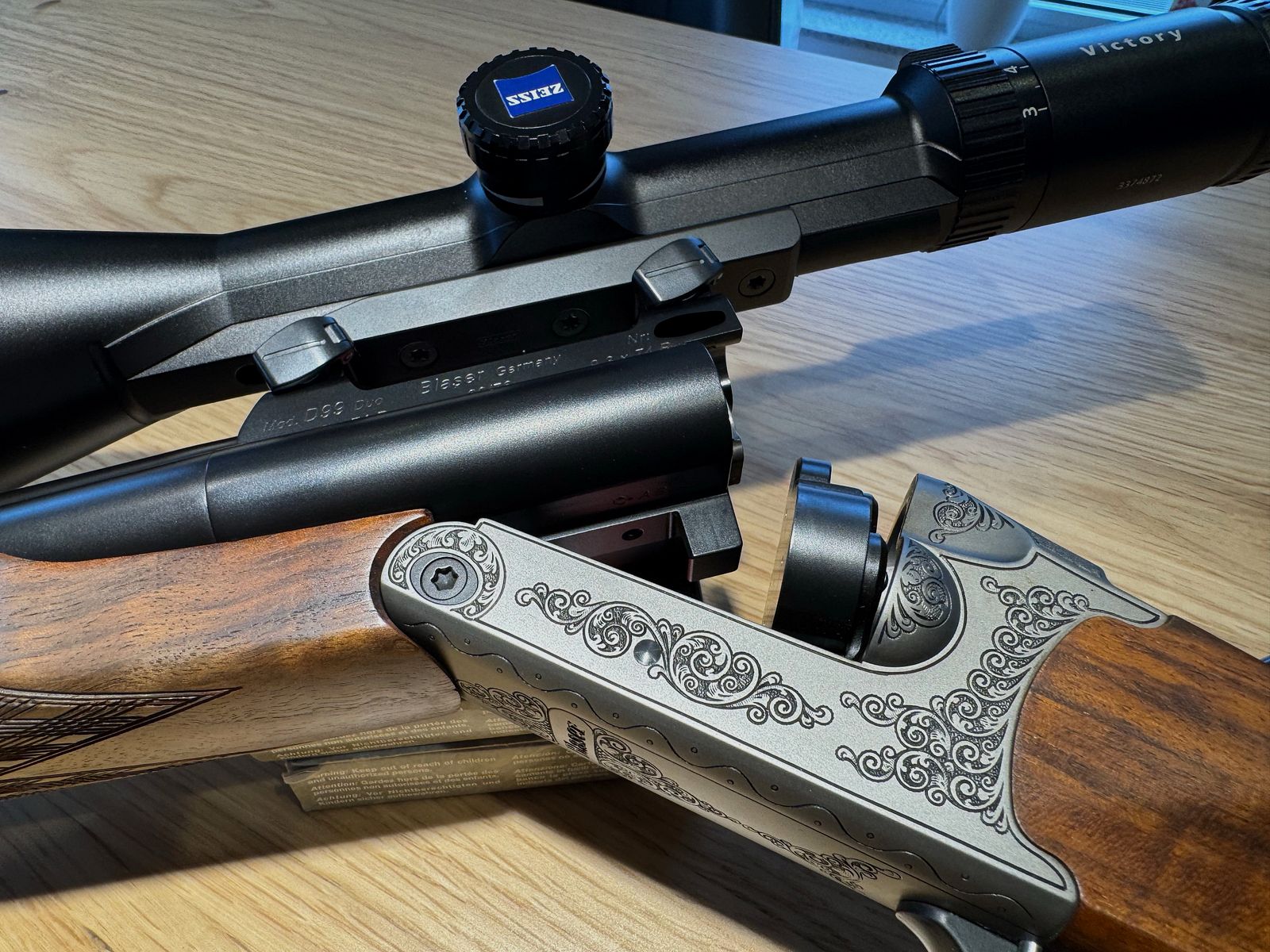 Blaser D99 dubbelbuksdrilling 9,3x74 / 9,3x74 / 20/76 met 2 x ZF Zeiss voor het zitten en drijfjacht, BESTE STAAT