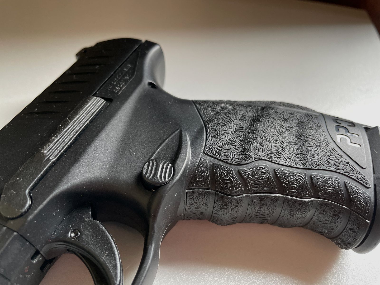 Walther PPQ Airsoft mit zwei Magazinen und Holster