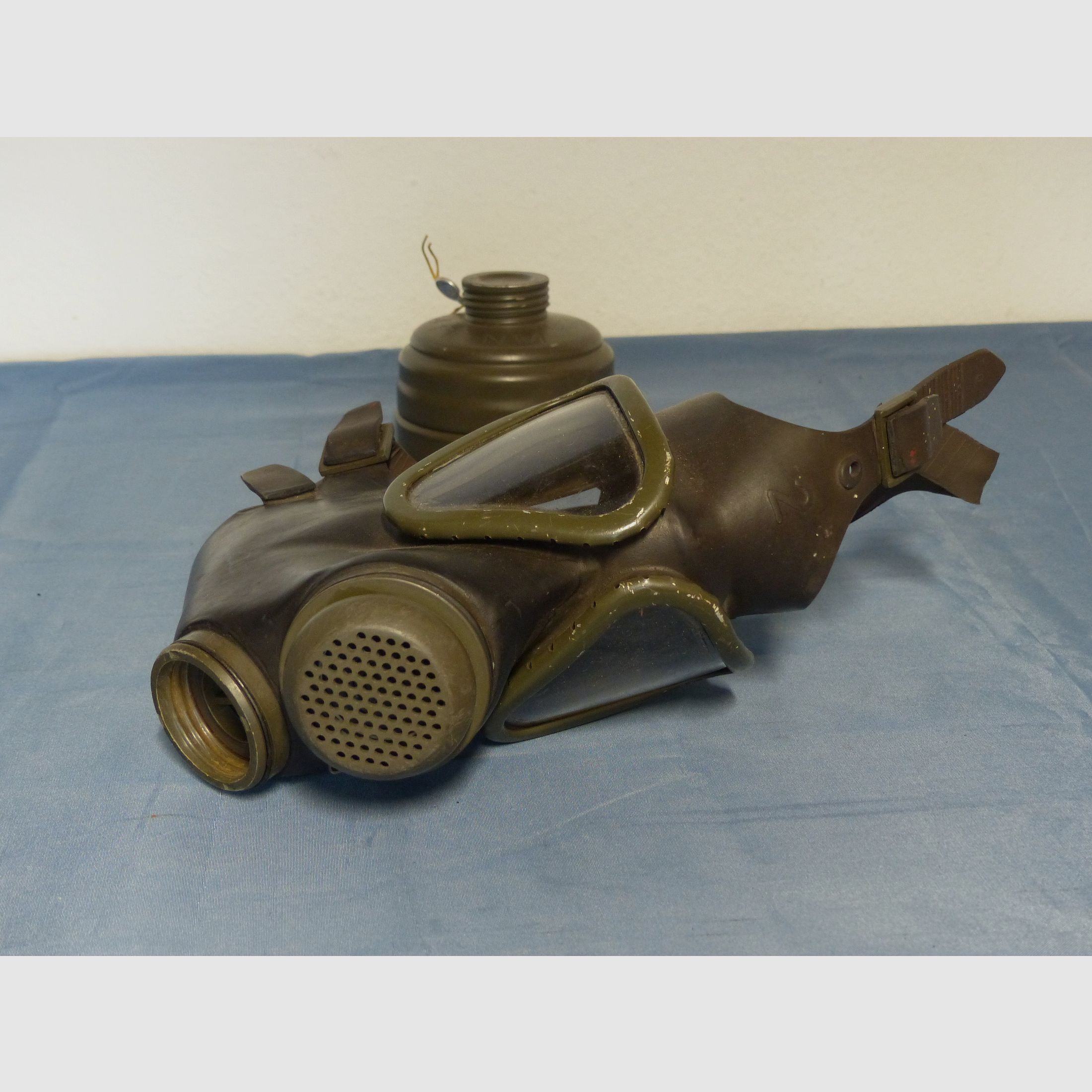Original Bundeswehr Gasmaske Atemschutz M 65 ABC mit Filter 70er