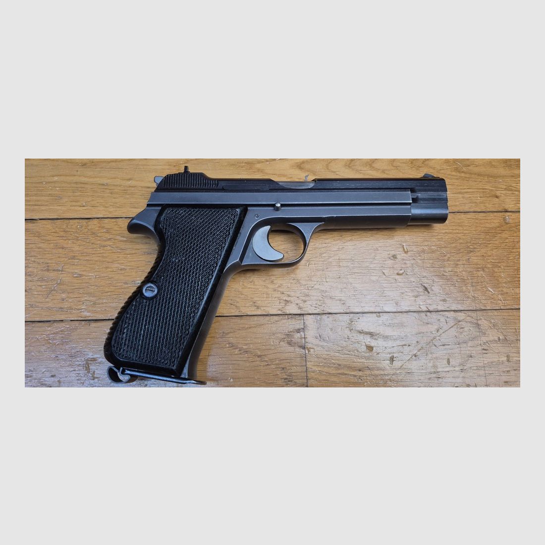 Sehr schöner SIG P210-2 Pistol – Mythos des 9 para – Militärwaffe des 4. Vertrags – Ca. 1955/56 – Sehr schöne Brünierung – Traumhaftes Funktionieren und Lauf – 2 zusätzliche Magazine und Holster (das komplette Paket!) werden zusätzlich mitgeliefert – Zustand TBE++/TBE+++!, Bild 18 von 28