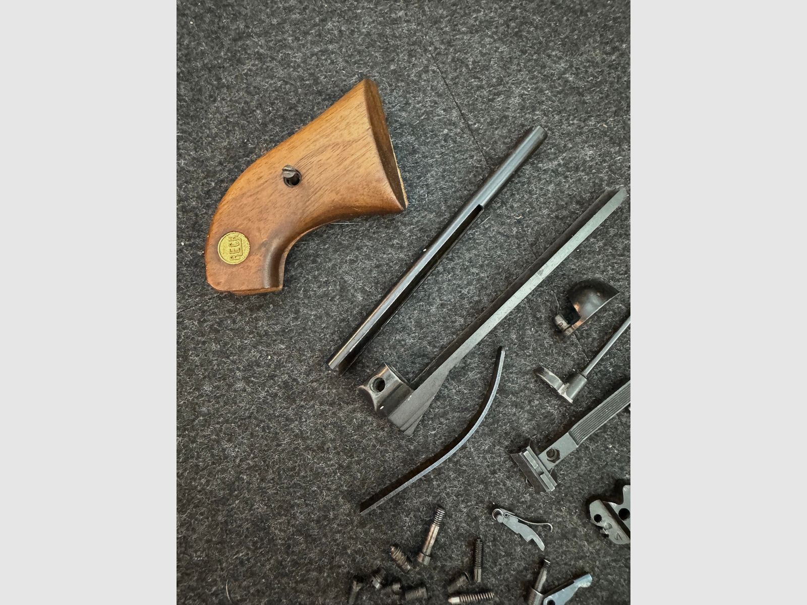 Juego de piezas de repuesto para RECK R20 (revólver, cal. 4mm M20) — todas las piezas, tornillos, muelles, martillo y empuñaduras disponibles para la venta — juego completo