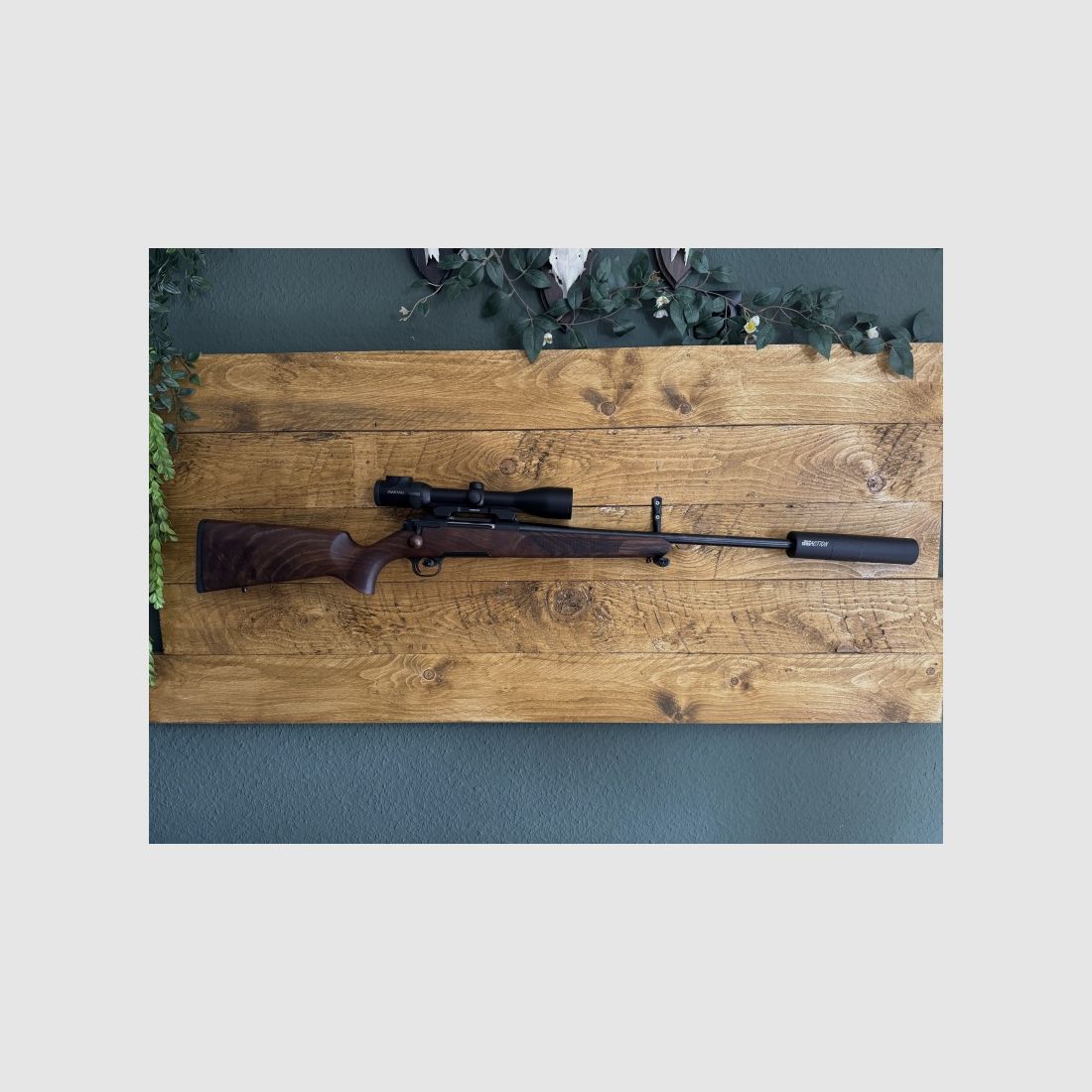 Acción de acero HS .270win clase de madera 4 incluye Swarovski z6i 2-12x50 y silenciador