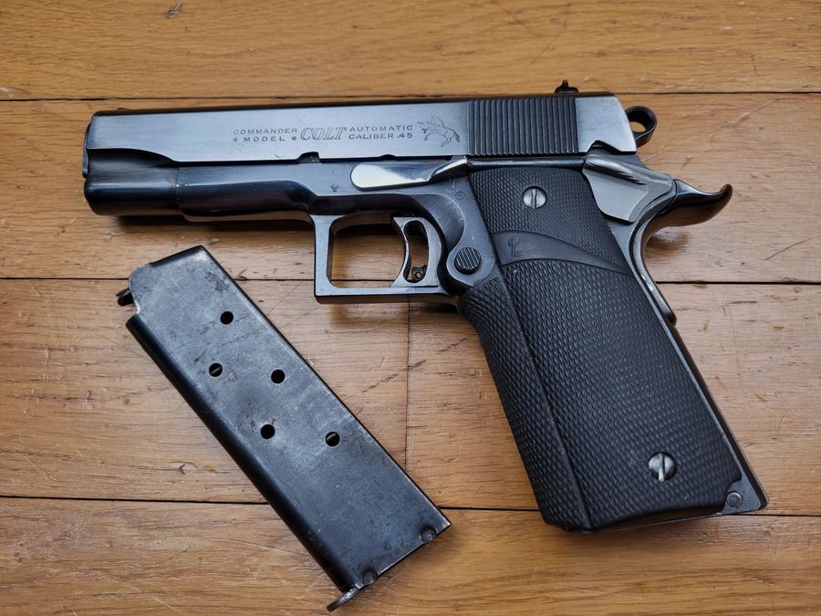 Seltene Colt Commander 45 ACP – wunderschöne originale Dual Tone Blue-Finish – MK IV Serie 70 – hergestellt um 1982 – Pachmayr-Griffschalen – 4 ¼ Zoll Lauf – quadratischer Abzug – verstellbarer Abzug – Colt-Qualität auf höchstem Niveau – TBE++, Bild 1 von 18