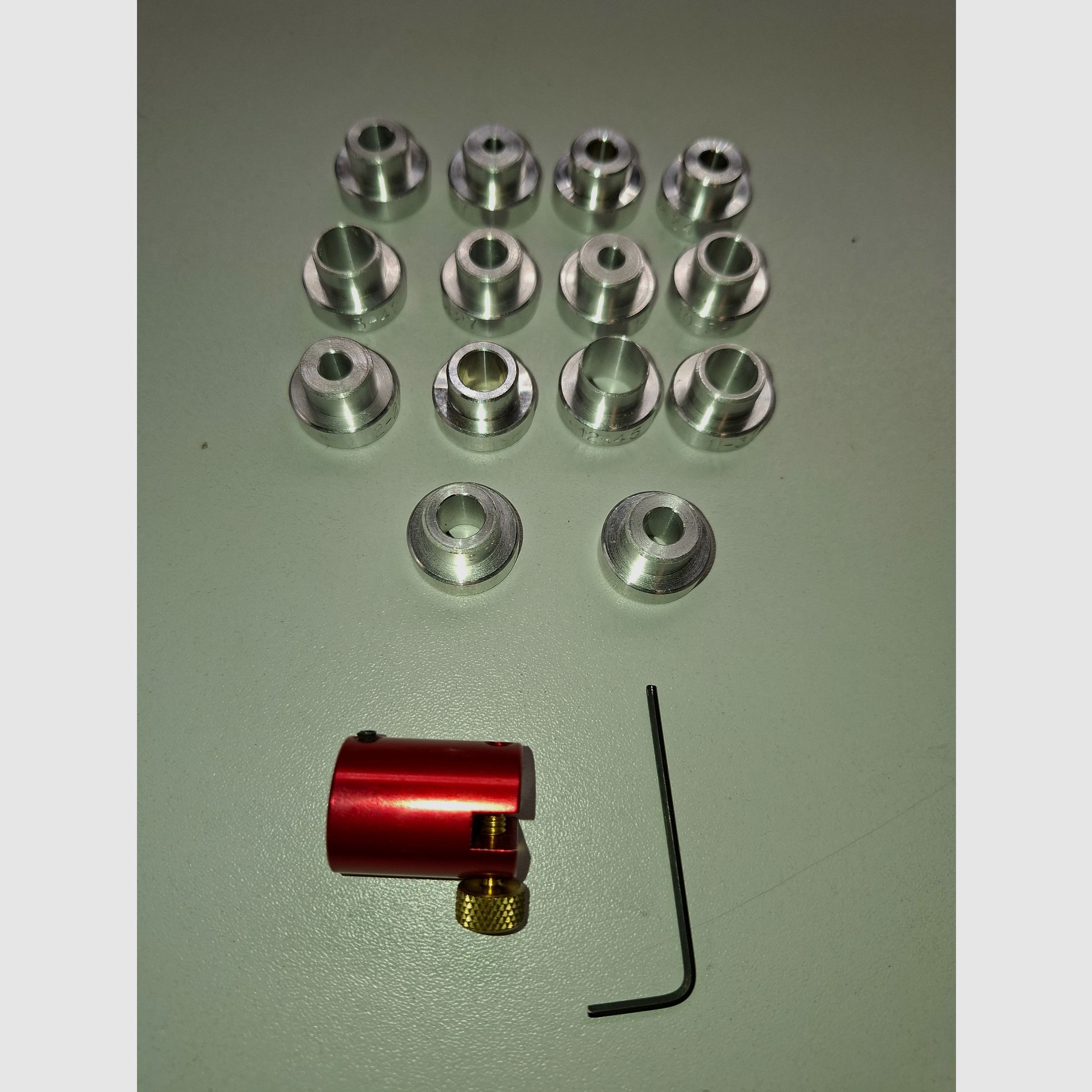 Hornady LNL Comperator Set mit 14 Kalibereinsätzen für Messschieber