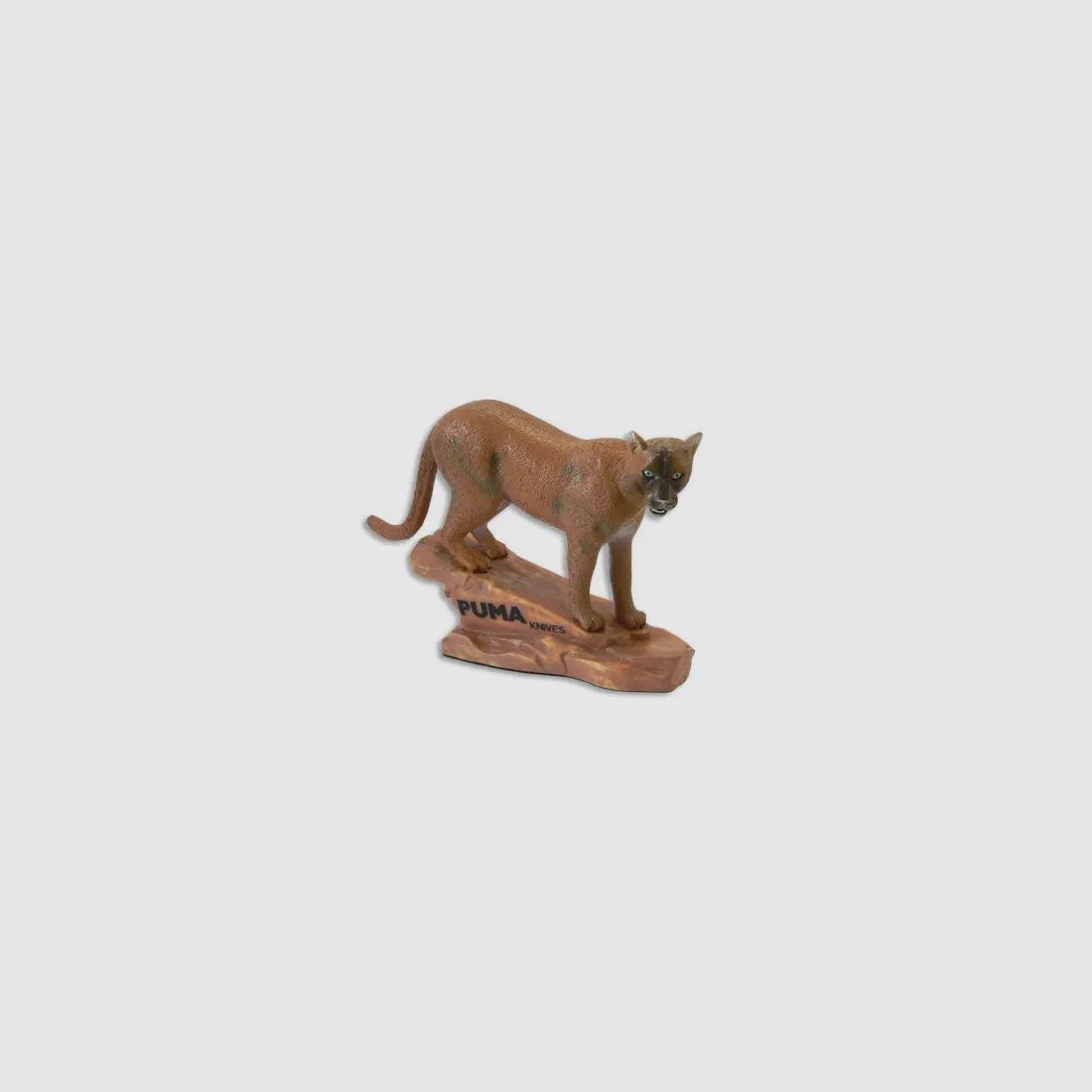 Figura PUMA, Estatua de exhibición de cuchillos