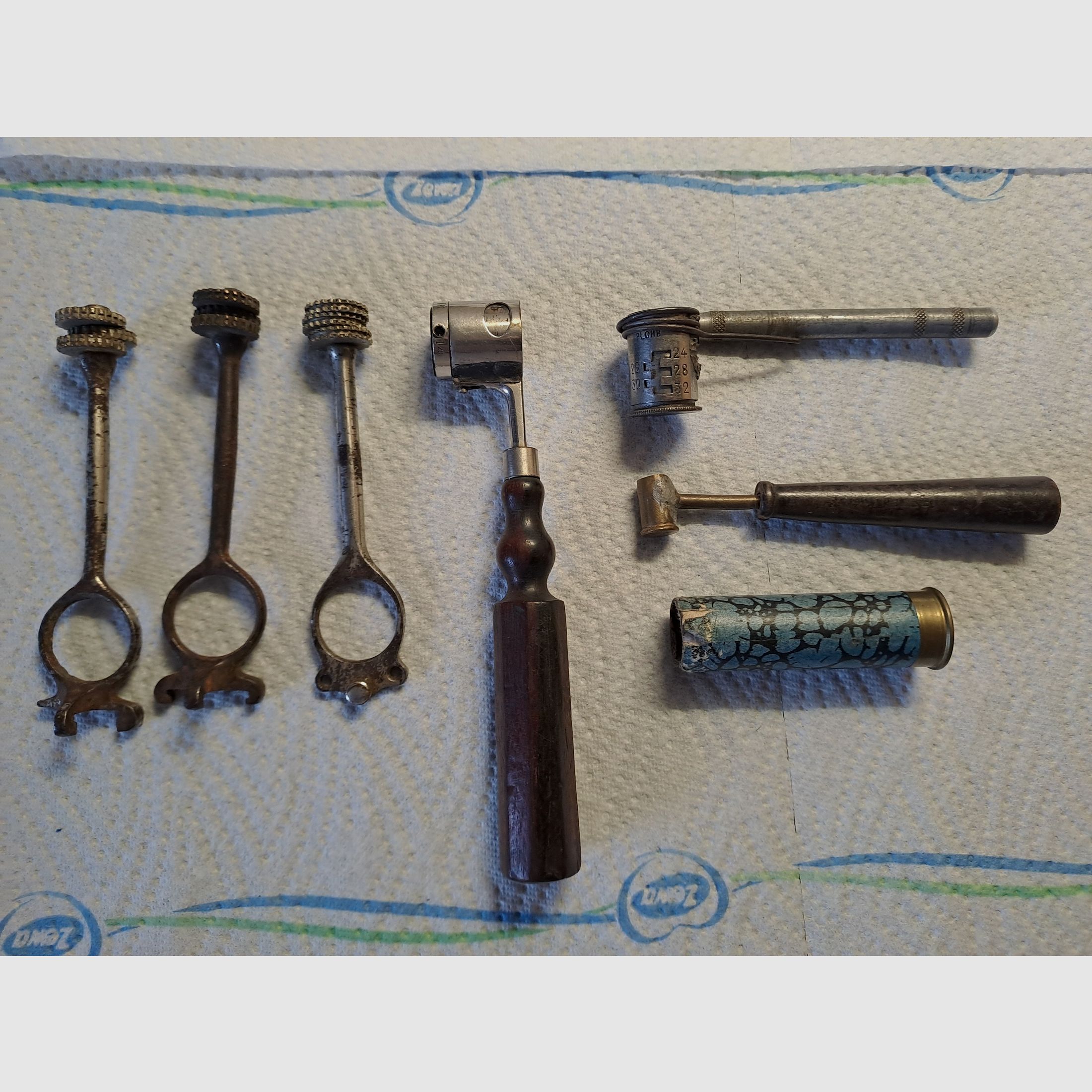 Caricatori di munizioni antiche e accessori