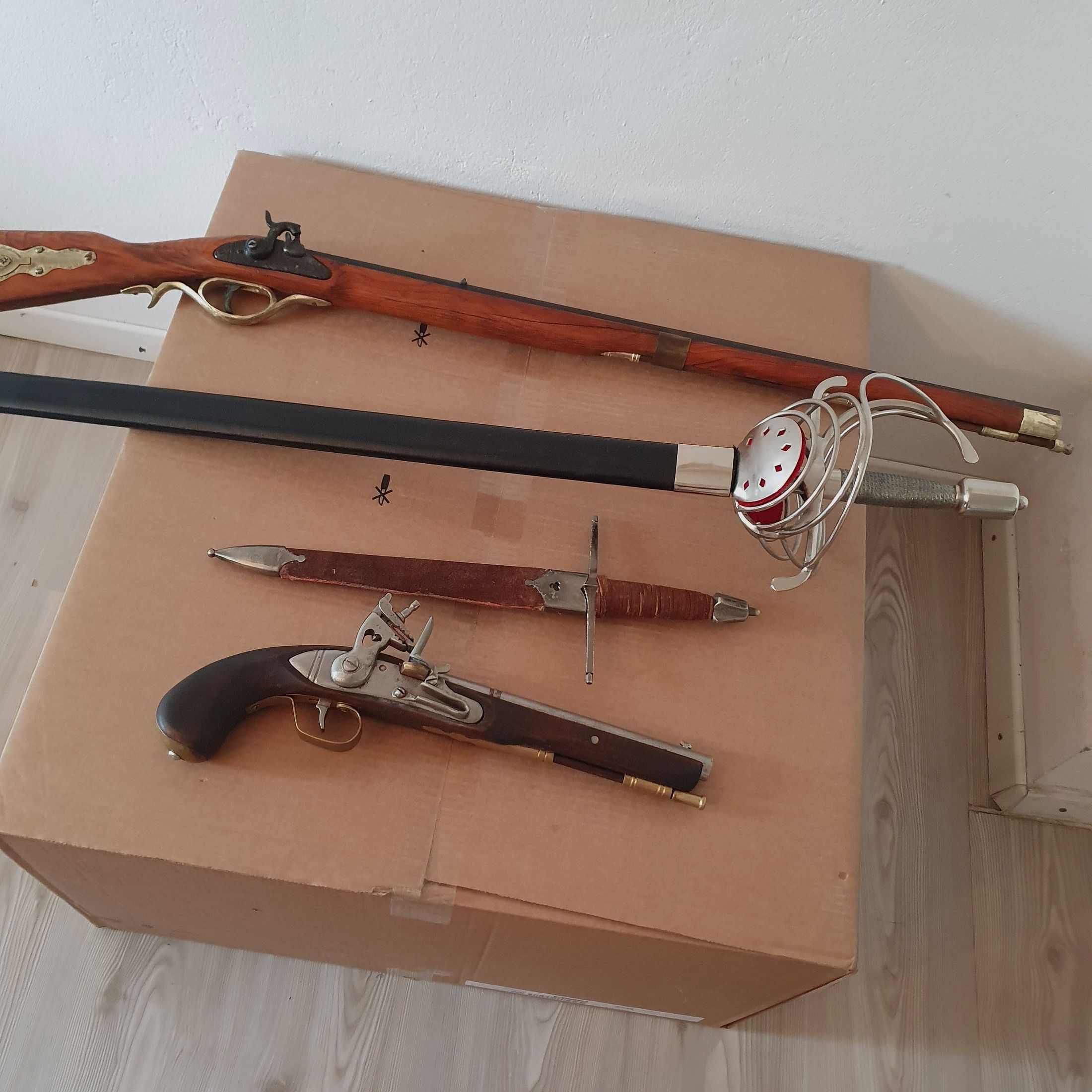 Konvolut Degen, Steinschlosspistole, Dolch, Gewehr