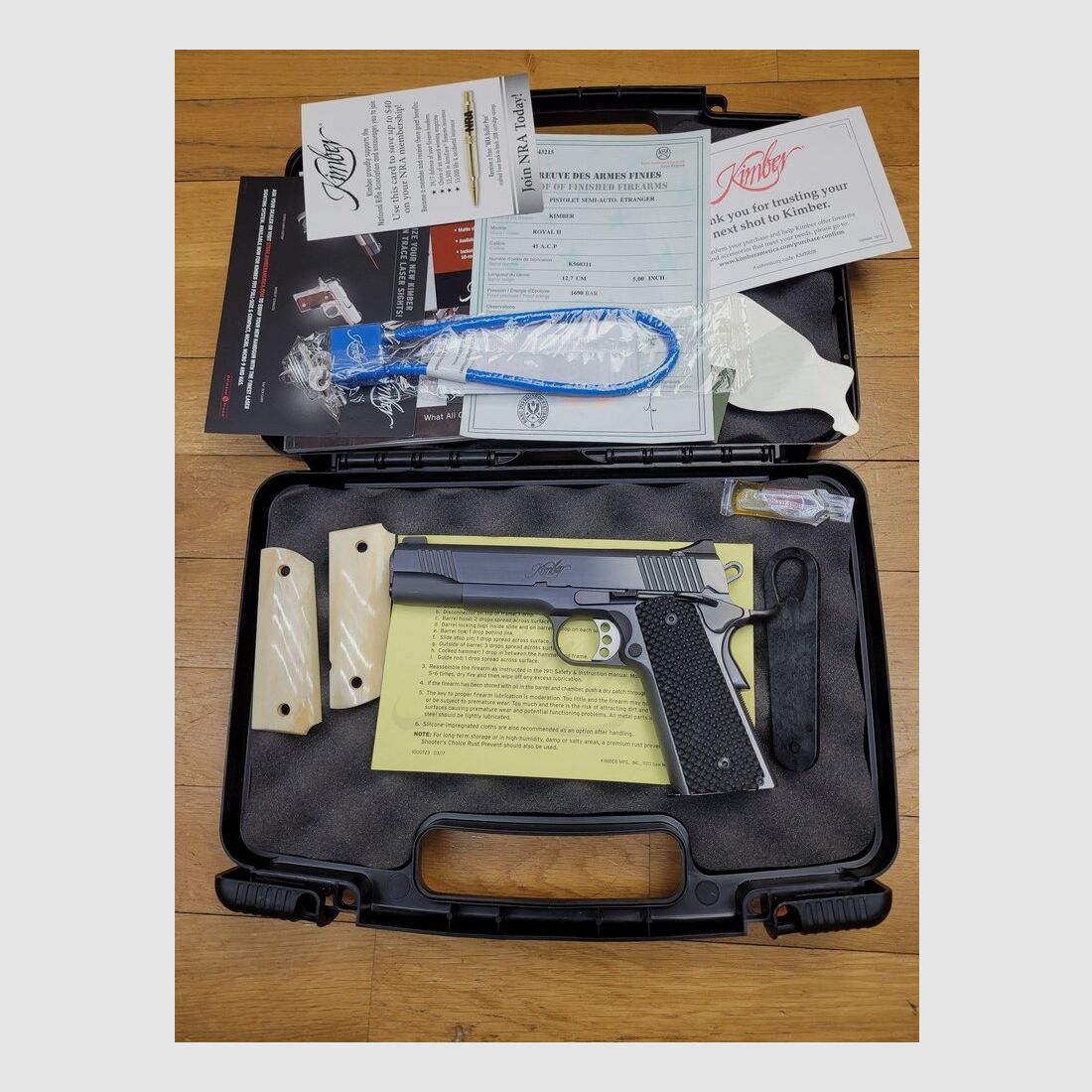 Prachtig Kimber Royal II Pistol Blauw – Blue Charcoal botgreep – Kal.45 – Extra aluminium grepen bij de echte botgrepen! – Verlichte hamer en trekker – Extra grote beavertail – Vergrote veiligheidsbediening – Serraties aan de voorkant van de slide – De 1911 op zijn hoogtepunt! – Originele koffer met alle accessoires, documenten en gereedschappen – Gebruikt in perfecte staat!, afbeelding 22 van 24