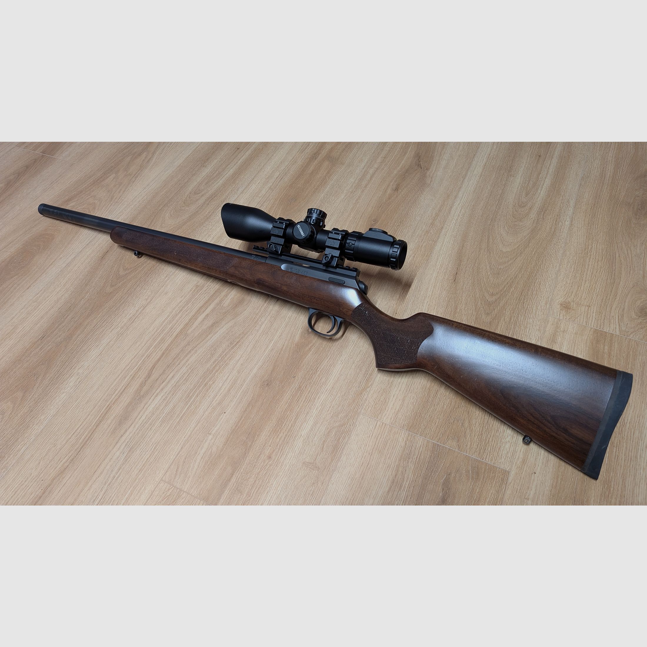 CZ 457 Varmint in .22 WMR, met UTC 4-16x44 Accushot, CZ Picatinnyschiene